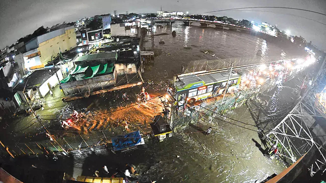Hyderabad: అర్ధరాత్రి హైదరాబాద్ అల్లకల్లోలం..
