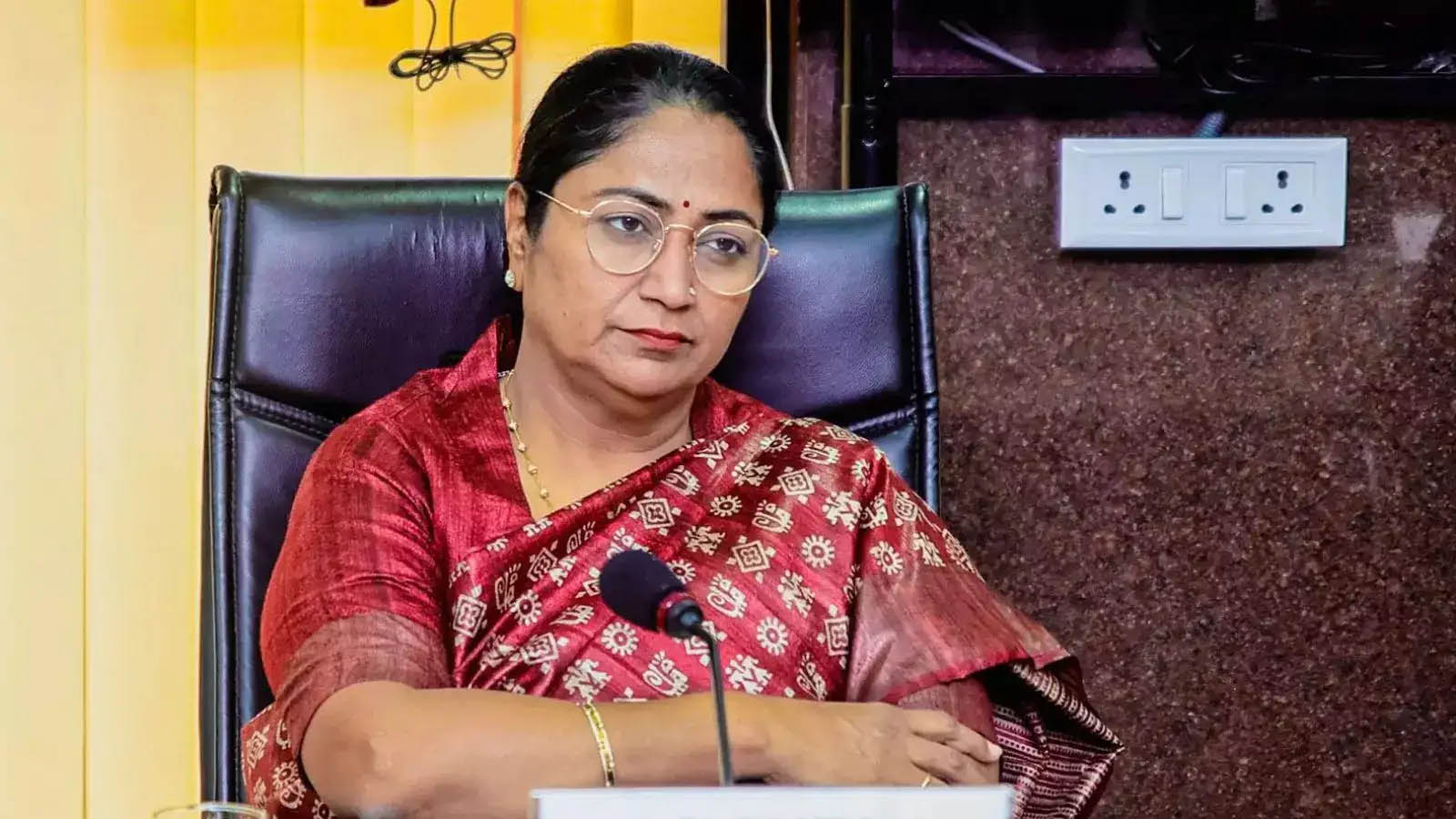 ఢిల్లీ ముఖ్యమంత్రిపై గుర్తు తెలియని వ్యక్తి దాడి.. ఇంతకీ ఎవరా వ్యక్తి?