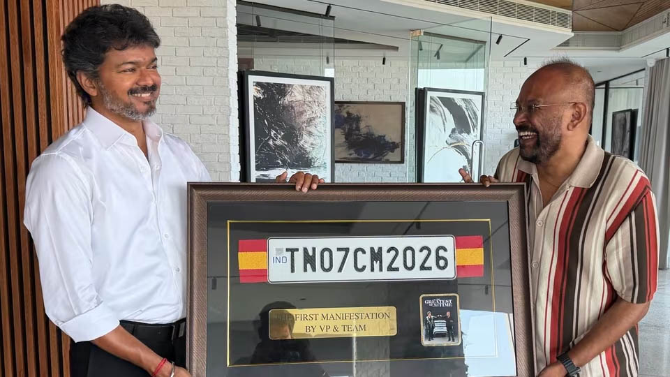 CM Vijay: విజయ్‌కు అదిరిపోయే గిఫ్ట్ ఇచ్చిన దర్శకుడు